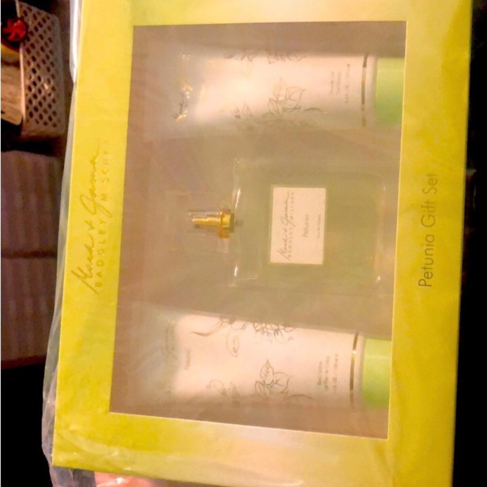 Mark & James gift set. gel, body lotion and Perfume